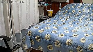 cama escondida en bano de mujeres