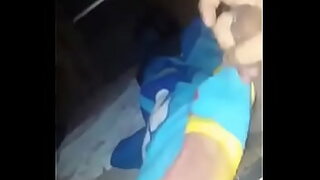a su hermana dormida y se la folla