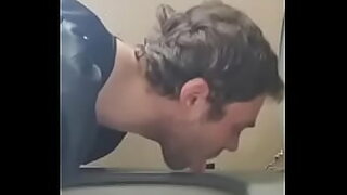 1080p un ouvrier costaud sest fait prendre en train de se branler dans un escalier