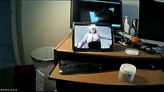 1080p un ouvrier costaud sest fait prendre en train de se branler dans un escalier