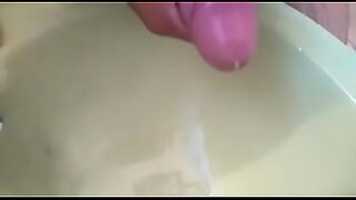 akeli ladki apne hath se apni pani mein kaise nikale