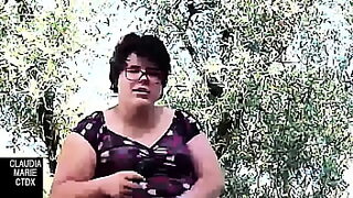 asiatica perdida en el bosque