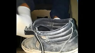 1 vs banyk siram pake air kencing di badan