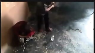 1080p un ouvrier costaud sest fait prendre en train de se branler dans un escalier