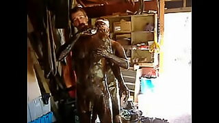 1080p un ouvrier costaud sest fait prendre en train de se branler dans un escalier