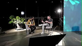 amigo dejo a su novia caliente y sola conmigo asi que nos pusimos a coger a sus espaldas siguenos en