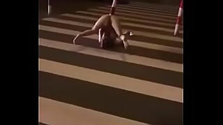 1080p un ouvrier costaud sest fait prendre en train de se branler dans un escalier