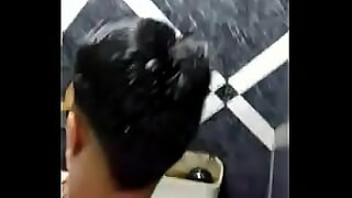 cuando la estan desvirgando
