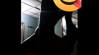 comendo a prima secretamente no banheiro