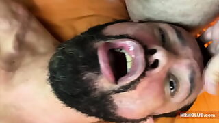 amigo dejo a su novia caliente y sola conmigo asi que nos pusimos a coger a sus espaldas siguenos en