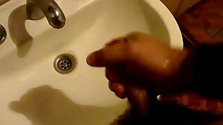 1080p un ouvrier costaud sest fait prendre en train de se branler dans un escalier