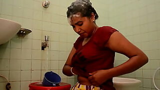 16 sal ki budhiya jakar bathroom mein kapda change karke