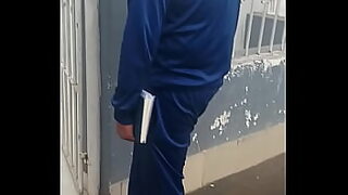 tocando de bajo de la mesa