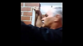 coroa dando o cu