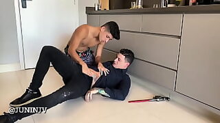 comendo a prima secretamente no banheiro