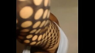 1080p un ouvrier costaud sest fait prendre en train de se branler dans un escalier