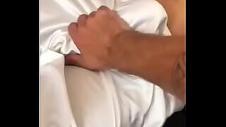 amigo dejo a su novia caliente y sola conmigo asi que nos pusimos a coger a sus espaldas siguenos en