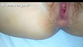 chi dang ngu em trai vo phong xin dit