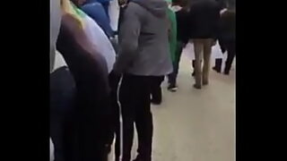 1080p un ouvrier costaud sest fait prendre en train de se branler dans un escalier