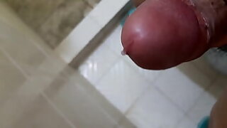 1080p un ouvrier costaud sest fait prendre en train de se branler dans un escalier