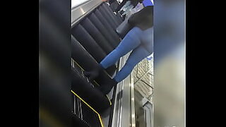 bajo la falda de empleada