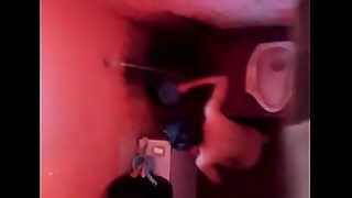 a girl remove her panti infront of classroom