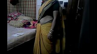 aunty navel touch in bus