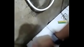 1080p un ouvrier costaud sest fait prendre en train de se branler dans un escalier