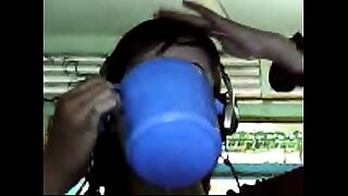 1 vs banyk siram pake air kencing di badan