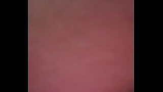 tocando de bajo de la mesa
