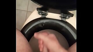 1080p un ouvrier costaud sest fait prendre en train de se branler dans un escalier