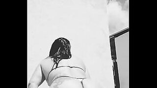 chica orinando se da cuenta y muestra mas el culo con espiando y se da cuenta mov
