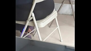 1080p un ouvrier costaud sest fait prendre en train de se branler dans un escalier