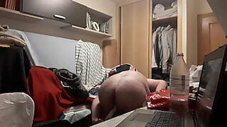 1080p un ouvrier costaud sest fait prendre en train de se branler dans un escalier