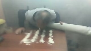 comparito1 se engolosina mamando y tomando pis 5