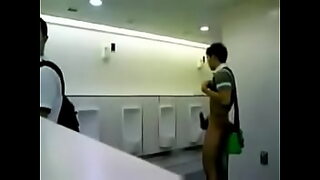 2 filles embrassent les seins de leur mere