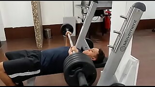 1080p un ouvrier costaud sest fait prendre en train de se branler dans un escalier