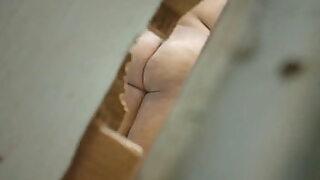 tocando de bajo de la mesa