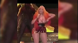 ariana grande nip slip