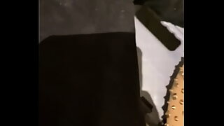 1080p un ouvrier costaud sest fait prendre en train de se branler dans un escalier
