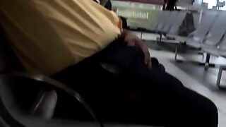 1080p un ouvrier costaud sest fait prendre en train de se branler dans un escalier