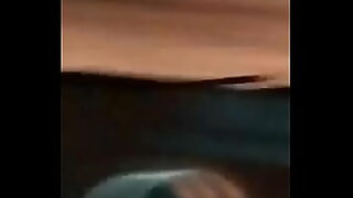 dois irmaos comendo uma irma