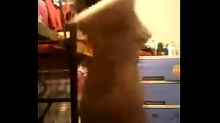 1080p un ouvrier costaud sest fait prendre en train de se branler dans un escalier