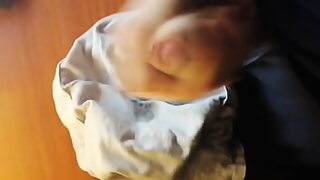 1080p un ouvrier costaud sest fait prendre en train de se branler dans un escalier
