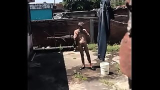 agacharse para cojer el jabon