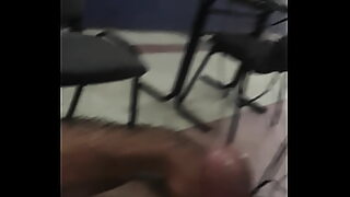 1080p un ouvrier costaud sest fait prendre en train de se branler dans un escalier