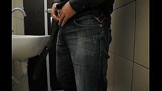 1080p un ouvrier costaud sest fait prendre en train de se branler dans un escalier