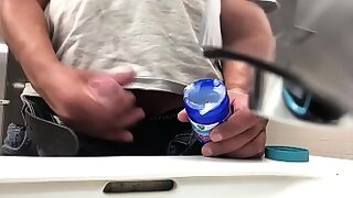 1080p un ouvrier costaud sest fait prendre en train de se branler dans un escalier