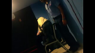 1080p un ouvrier costaud sest fait prendre en train de se branler dans un escalier