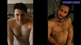 2 filles embrassent les seins de leur mere